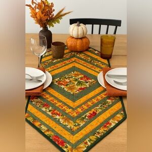 🍂 Autumn Harvest Quilted Table Runner – Pumpkins, Leaves & Acorns 🎃